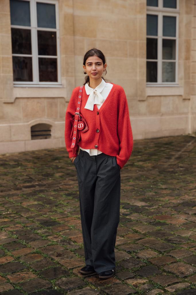 rode cardigan als trend voor de herfst