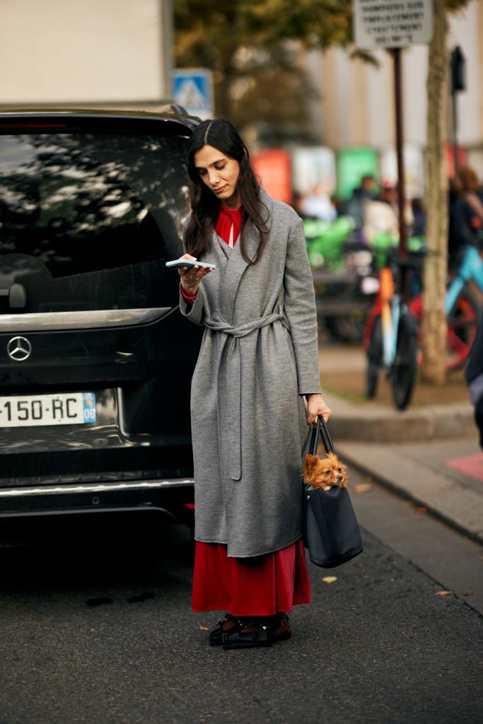 rode jurk en grijze mantel als outfits voor de winter