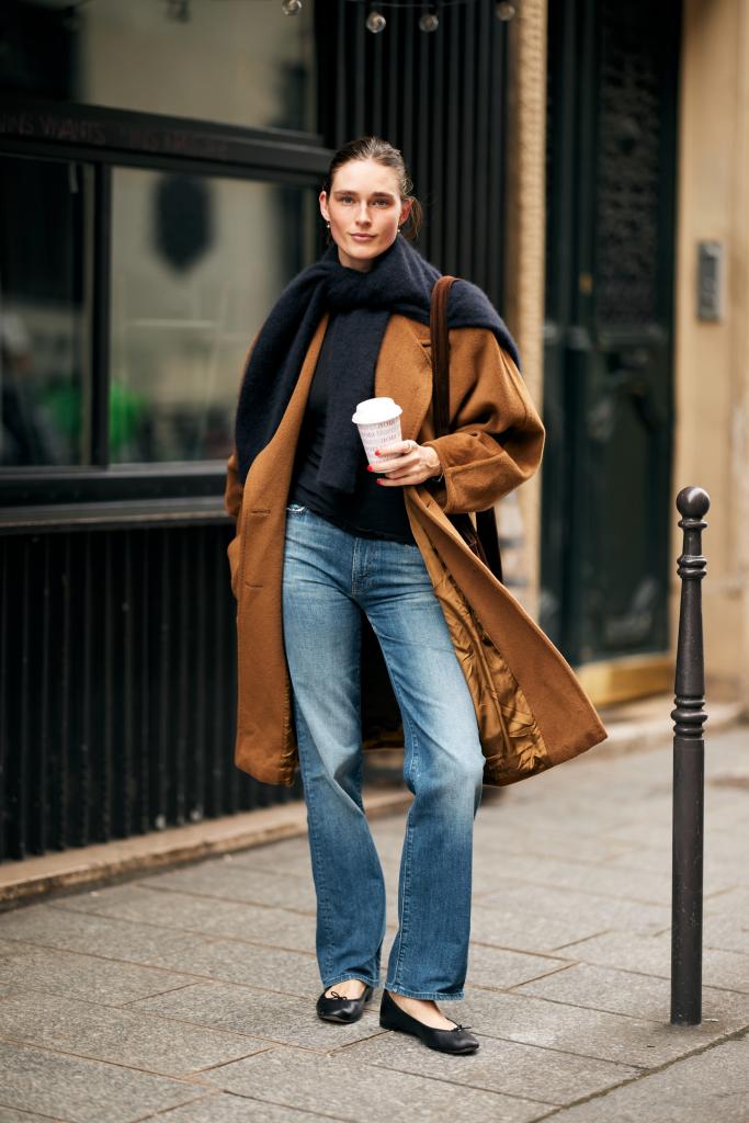 Parisienne look comfortabel maar casual in jeans en camel coat