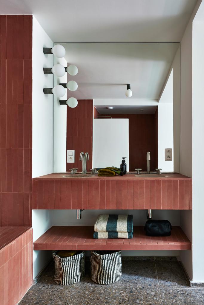 designwoning AFC-collection. Terracotta tegels  in de ondergrondse badkamer.