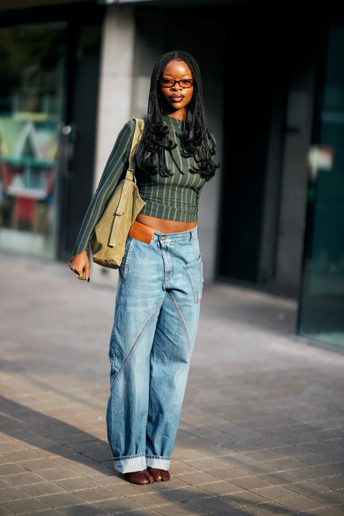 barrel-leg jeans met nineties top voor streetstyle stoere look