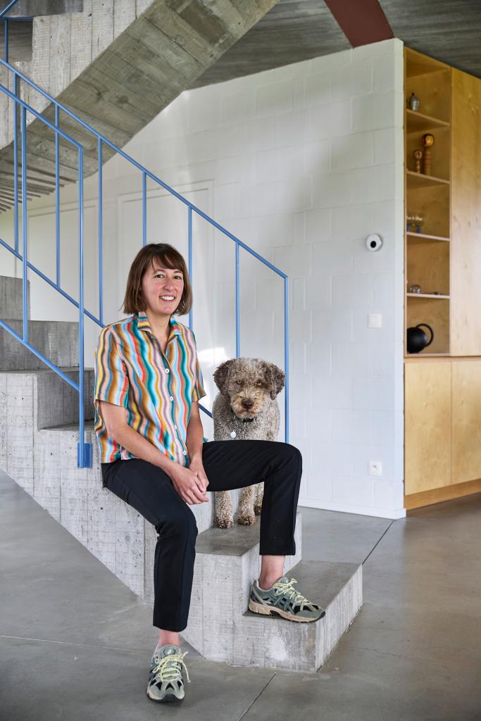 bewoonster Veerle Deschuyffeleer en haar hond