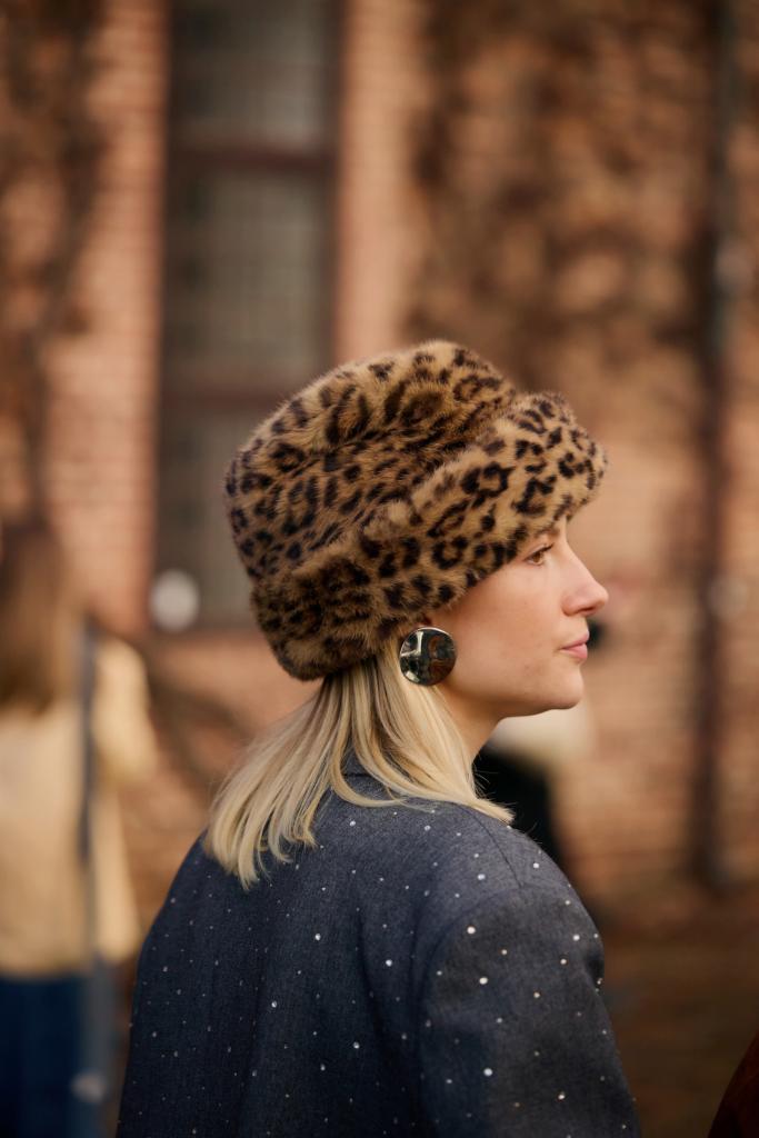 faux fur bucket hat in luipaard