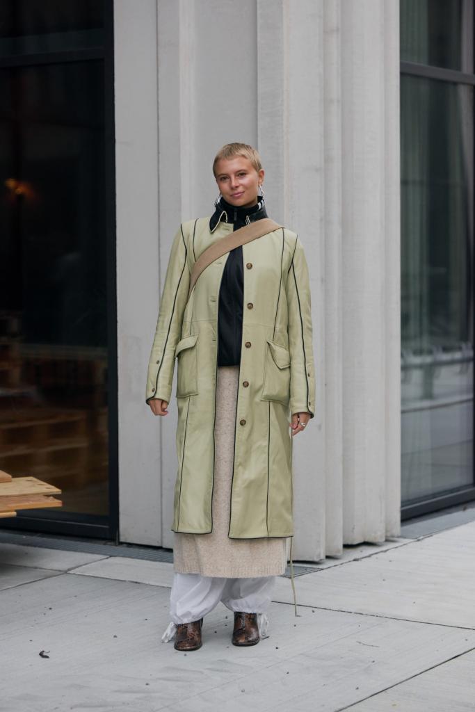 vintage eclectische look met botergele leren mantel streetstyle kopenhagen