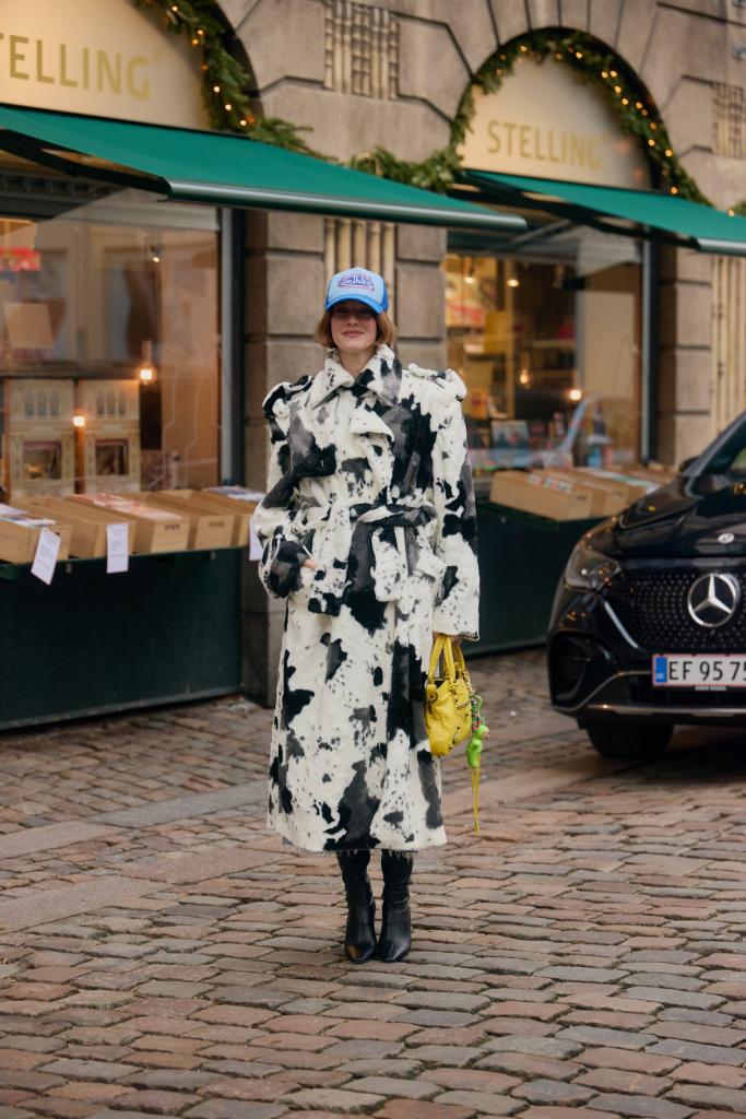 gevlekte trenchcoat hippe streetstyle look in kopenhagen