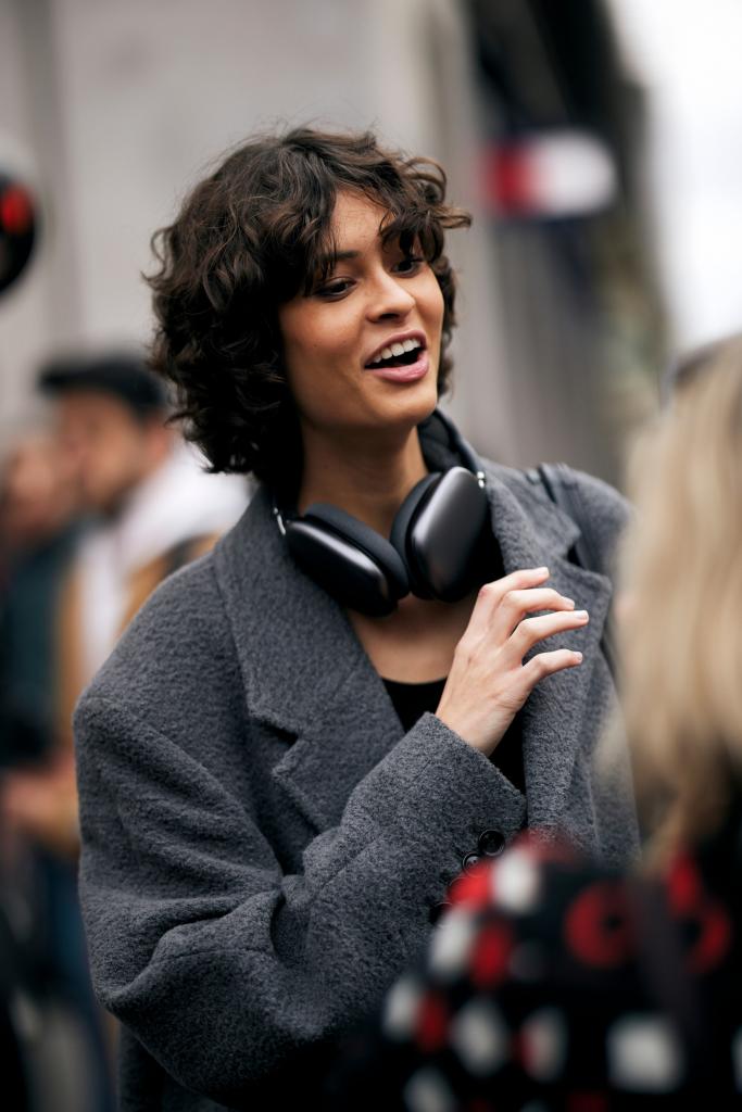 korte curly shag cut voor de zomer