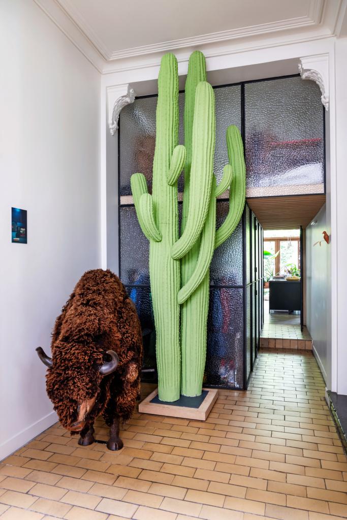 Rijoning Gent - De bizon en cactus zijn twee stukken uit een van Karoliens theaterdecors. In de bibliotheek etaleert ze spullen met sentimentele waarde.