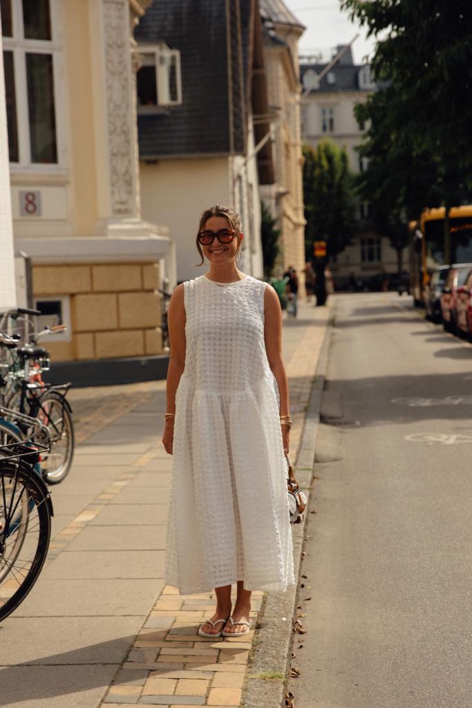 witte zomerjurk met teenslippers