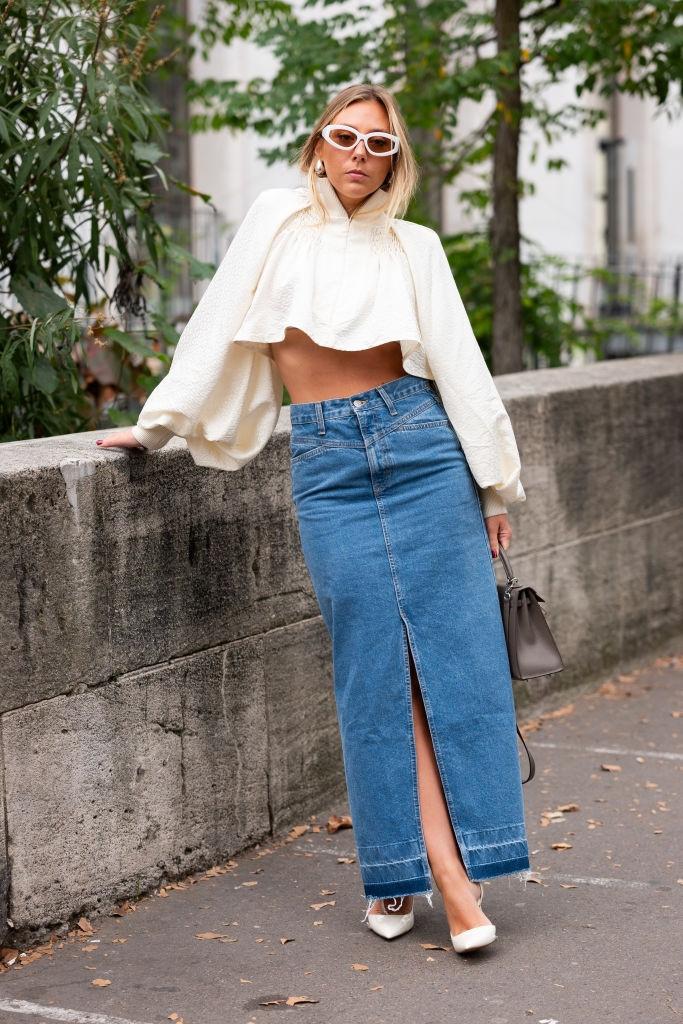 witte blouse met ballonmouwen en jeansrok
