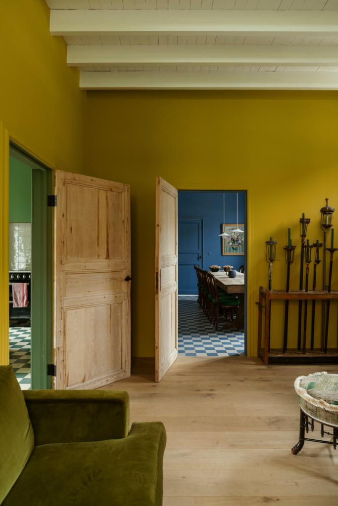 Om de brug te maken tussen de blauwe eetkamer en de groene keuken werd voor anijs gekozen in de woonkamer. De processiekandelaars, gevonden op een brocante in Tongeren, zijn niet louter decoratief. ‘De kaarsen op verschillende hoogte creëren ’s avonds een bijzonder feëerieke sfeer.’