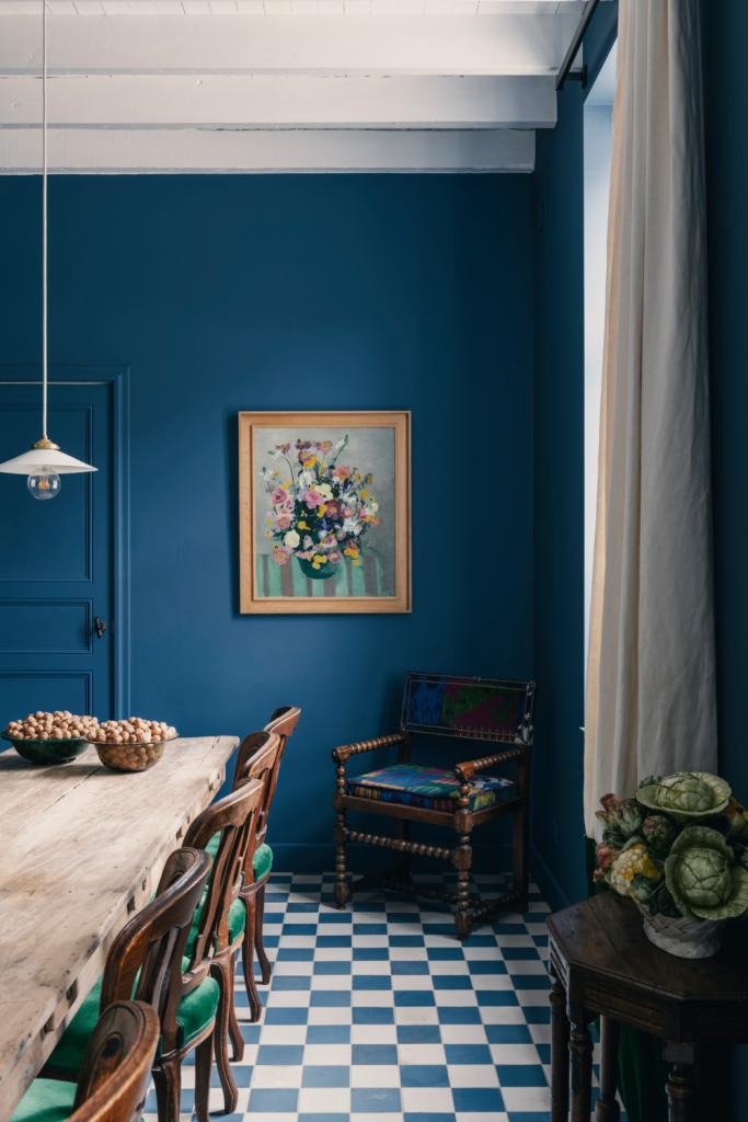 Kunstwerk van Léon Navez. De Louis XIII-zetel uit de 17de eeuw is overtrokken met nieuwe stof van Pierre Frey.