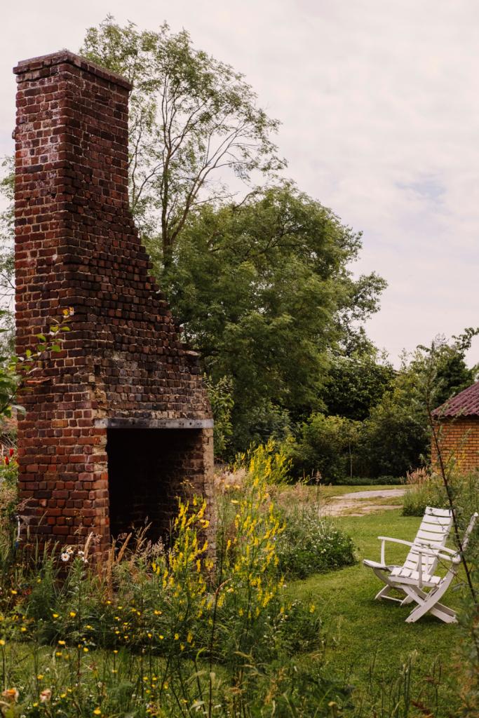 Een stokpaardje van Niels is landschapsherstel. De koterijen achter de woning maakten plaats voor kamille, citroengele honingklaver, mirabel en pawpaw. Enkel een schouw bleef staan en doet vandaag dienst als barbecue.