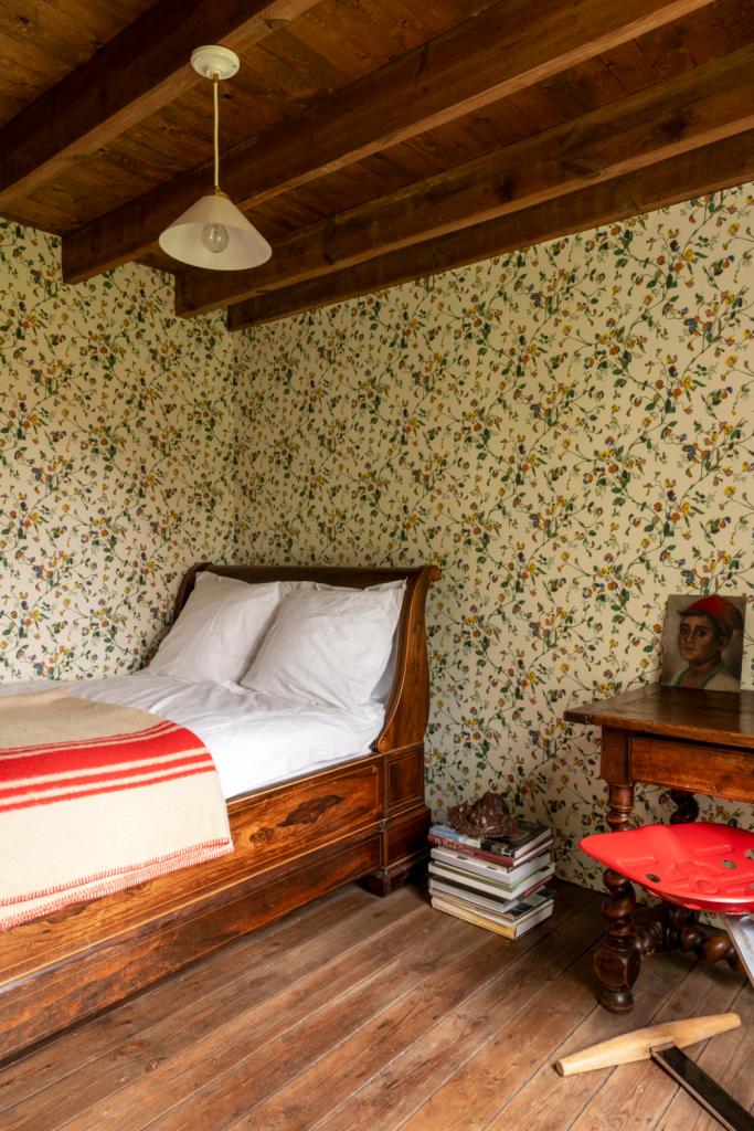 Omdat Niels absoluut een lokale plant op het behangpapier wou, kropen ontelbare uren in de zoektocht naar de juiste print.