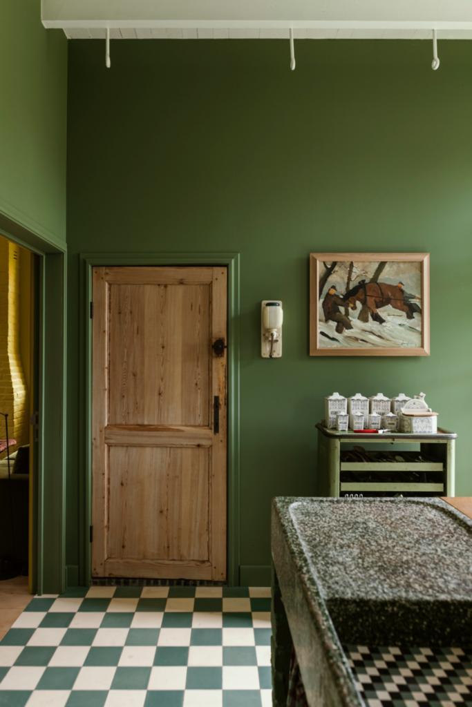 Het groen op de keukenmuren is een afgeleide van de diepgroene granito wasbak van Niels’ grootmoeder. Zij woonde in een gelijkaardige hoeve.