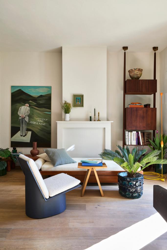 De lounge chair is van Serax, kunstwerk People are strange van Wivina Ockier. De staande elektriciteitskabel is een surreëel kunstwerk van Roeland Tweelinckx.