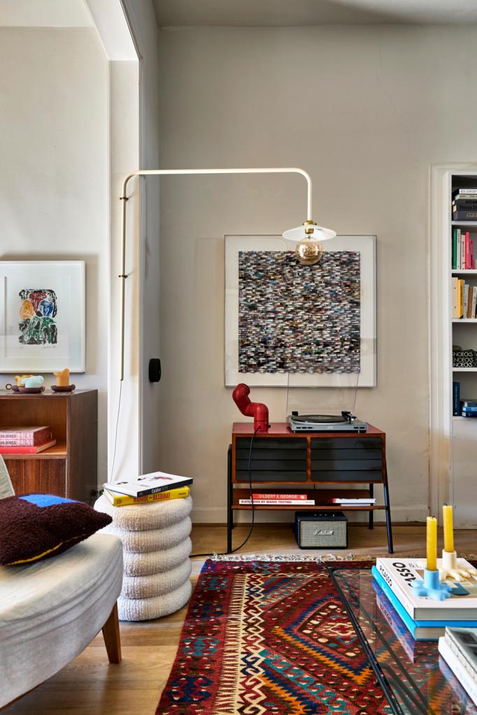 Het interieur getuigt van hun passie voor kunst en vintage en herinnert aan talloze reizen. Tafellamp Tatu van André Ricard is een designklassieker. Het abstracte werk vonden ze op L’Isle-sur-la-Sorgue, de plek voor antiek in de Provence.