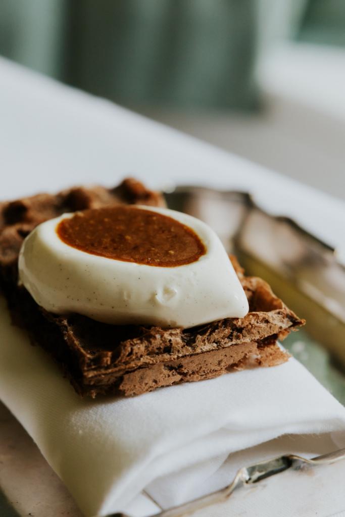 vanille-ijs met cacaowafel