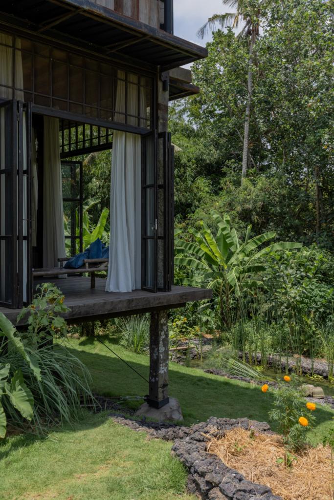 Het huis werd gebouwd volgens ishibadate, een traditionele Japanse bouwtechniek waarbij houten palen door stenen worden ondersteund in plaats van in de grond te worden verankerd.
