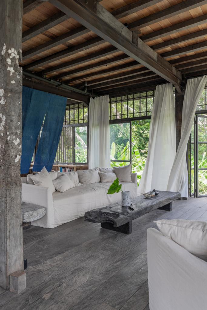 Op een paar uitzonderingen na, heeft elk object al minstens een keer elders gediend. Ze werden uitgezocht door de Balinese interieurstudio Cura.