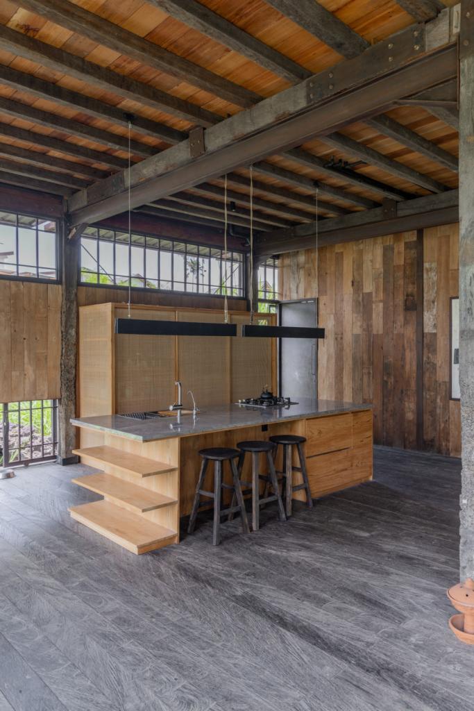 De keuken in teak is een ontwerp van Bares. De rasters boven de kasten zijn typisch voor tropische architectuur: ze bevatten geen glas maar gaas. Zo wordt het huis geventileerd en blijven insecten buiten.