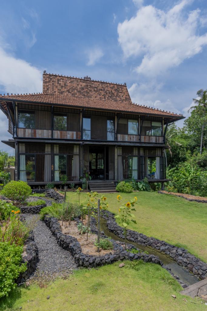 De bovenverdieping is een gerecupereerde, meer dan honderd jaar oude limasan, een traditioneel huisje.