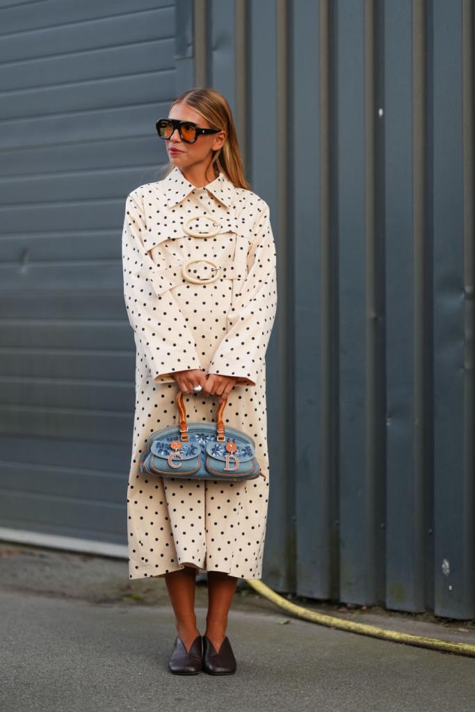 quiet luxury look met polkadot in miniatuur