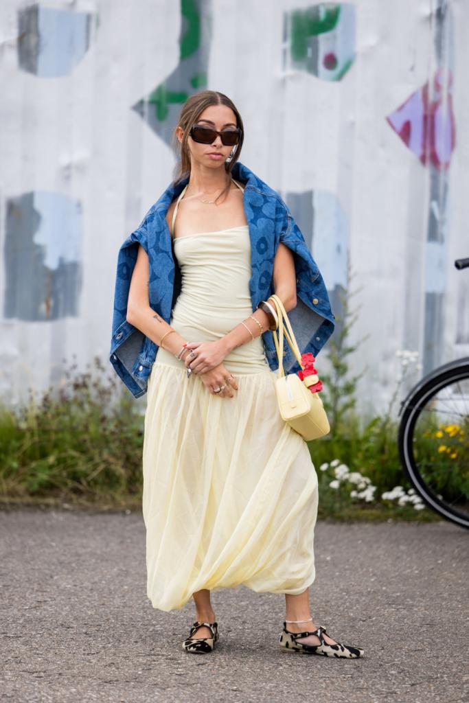 botergele ballonjurk met printed jeans