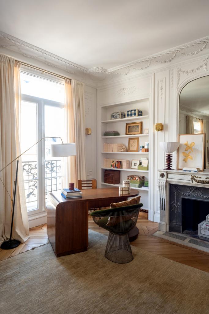 In het thuiskantoor staat een eiken bureau in Franse art-decostijl. De stoel is van Warren Platner. De messing wandlampjes zijn van Maison Liedekerke.