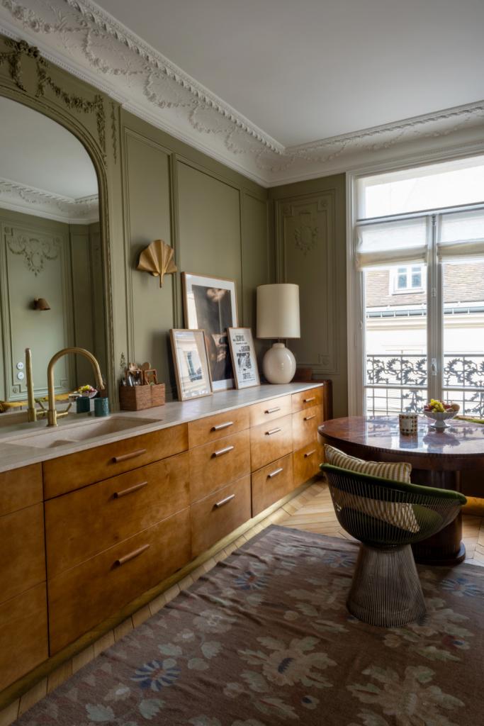 In de keuken sieren Gingko Leaf-muurlampen van Tommaso Barbi de muren en staan vintage 1715-fauteuils van Warren Platner rondom een Franse art-decotafel.