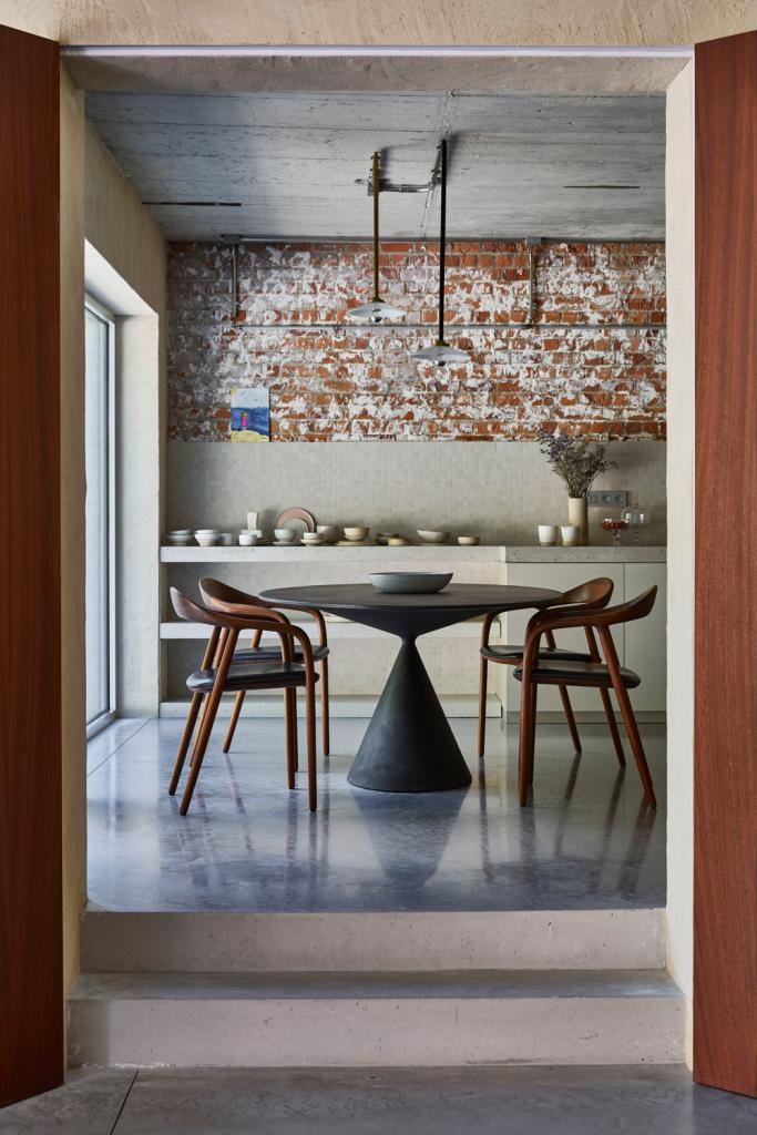 In de keuken staat een sculpturale Clay-eettafel van Desalto met rondom Neva Chairs van Artisan. De keramiek draaide Elke zelf.