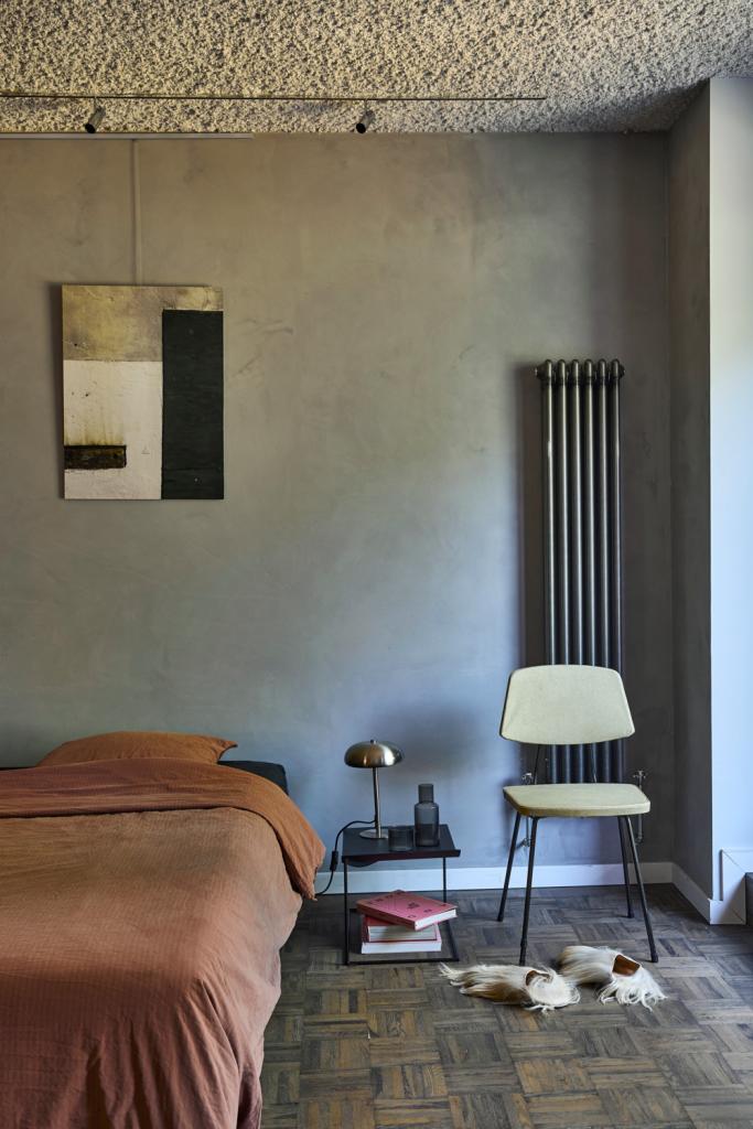 In de slaapkamer staat enkel wat nodig is. Op het nachttafeltje staat een lamp van Zara Home.