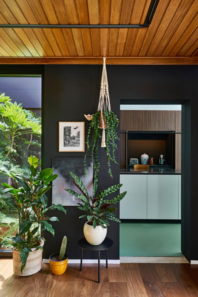 Het hout contrasteert mooi met het kleurpalet van wit, zwart en groen.