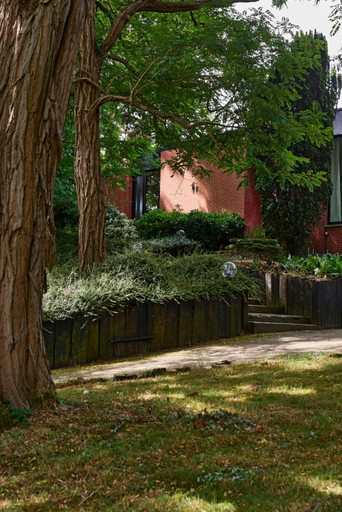 Van de vorige eigenaar hoorden Ellen Vrijsen en haar partner dat hun bungalow eigenlijk een kopie is. Het origineel zou ergens in Lasne staan.