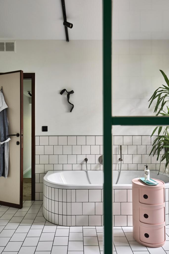 De roze Componibili-bijzettafel is van Kartell.