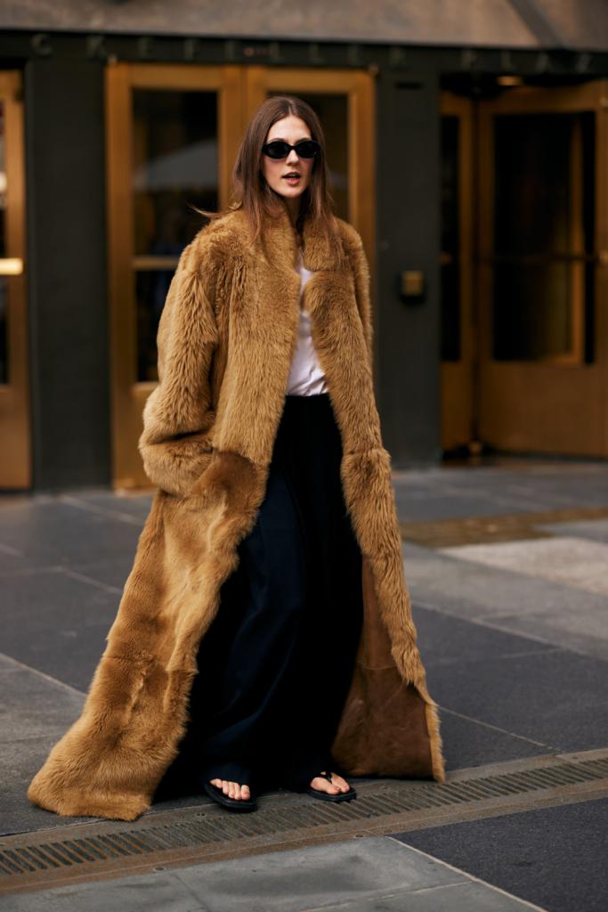 nepbont mantel microtrends op New York Fashion week