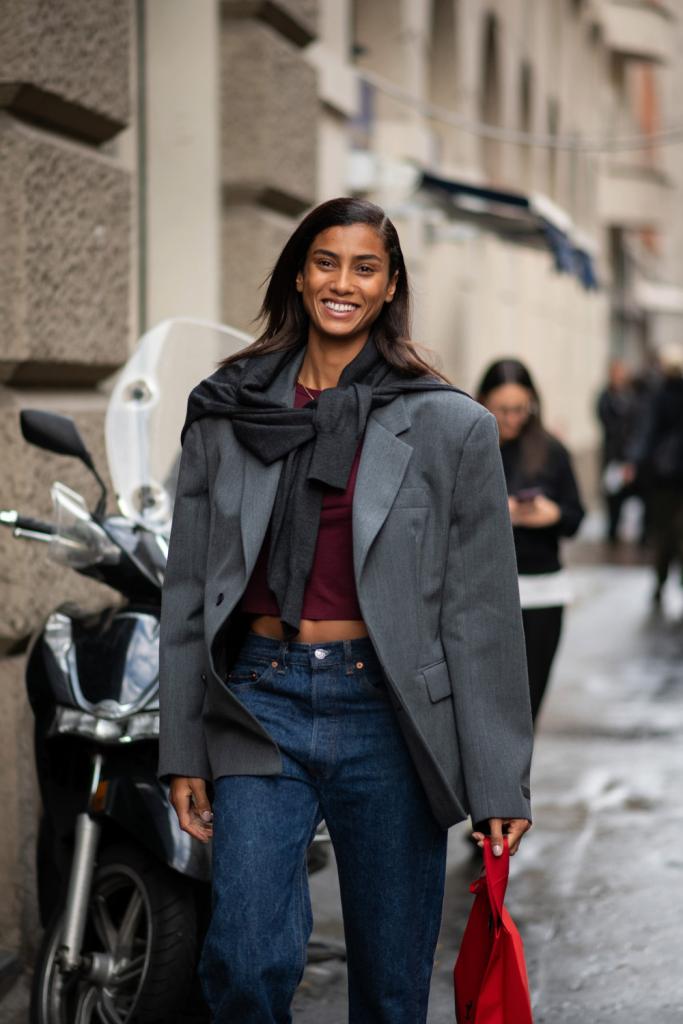 kasjmieren trui over schouders geknoopt trend voor de herfst