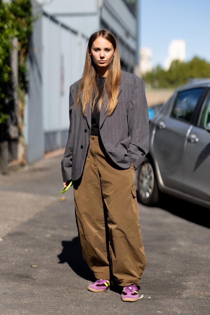 groene cargobroek in lichte parachutestof arket cos & other stories