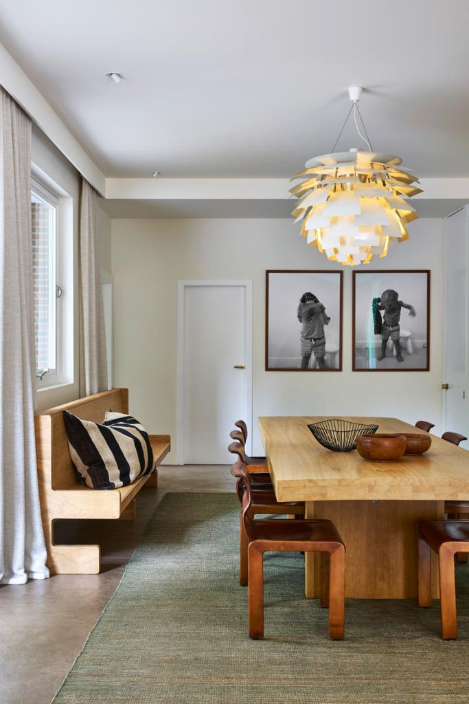 Julie nam de tafel over van de vorige eigenaar, die het massiefhouten meubel als bureau gebruikte. Lamp van Louis Poulsen.