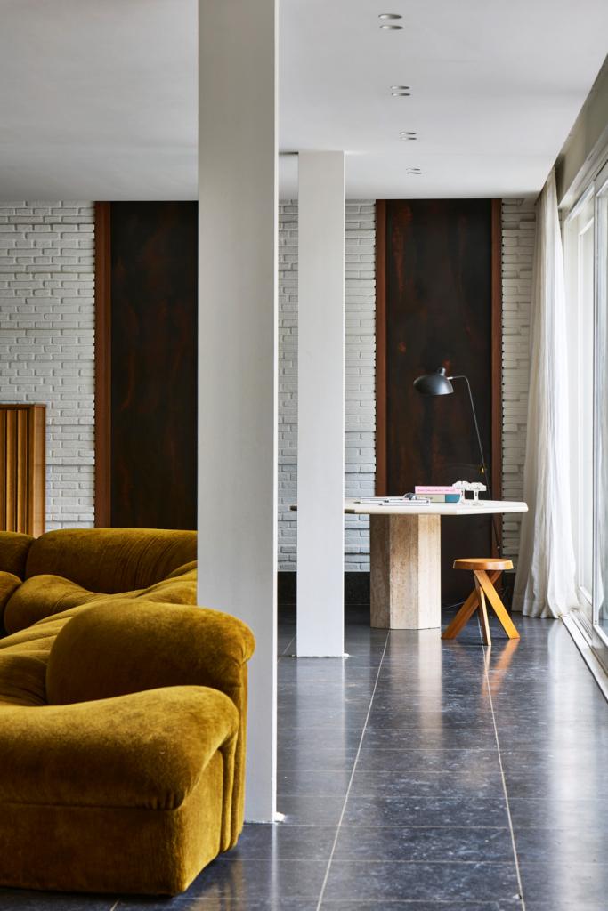 Alle rode bakstenen binnenmuren werden wit geschilderd. De travertijnen tafel vond ze tijdens een uitverkoop, zetel Onda van Metalarte is een zeldzame vintage vondst.