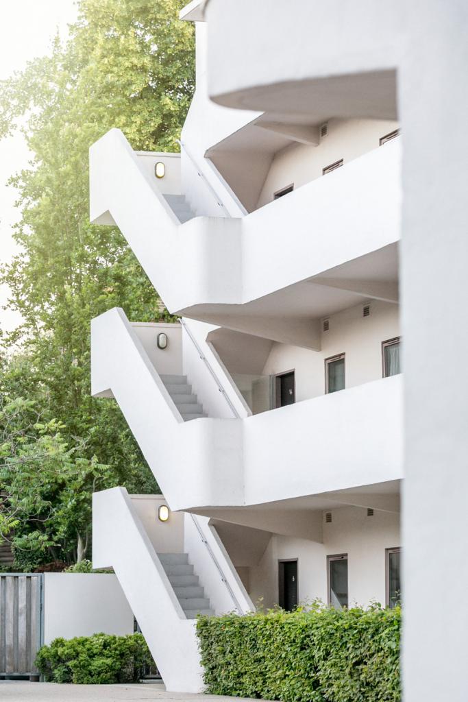 Het Isokon trok meteen een uitzonderlijk publiek aan. Gevluchte kunstenaars en intellectuelen uit nazi-Duitsland vonden er onderdak. Bauhaus-icoon Walter Gropius woonde er, net als Marcel Breuer en László Moholy-Nagy. En voor de fans van misdaadromans: ook Agatha Christie woonde er ooit.