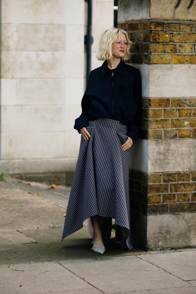 donkerblauw trendkleur londen herfstoutfits in Parijs