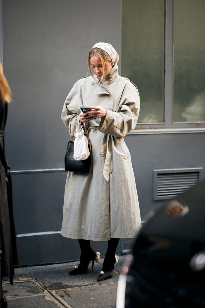 trenchcoat en foulard herfstoutfits in Parijs