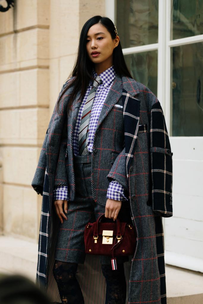 mix en match ruitjes herfstoutfits in Parijs