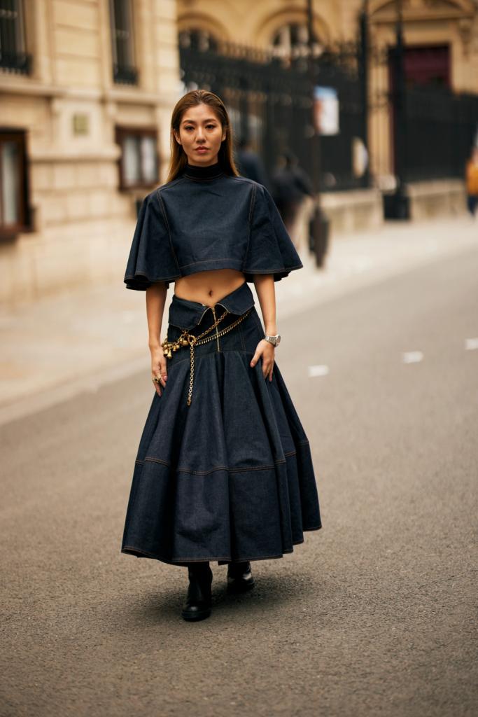 donkere denim herfstoutfits in parijs