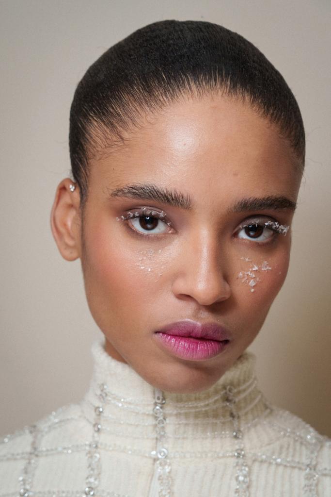 roze lippenstift en foil lix make-uptrends voor de winter 