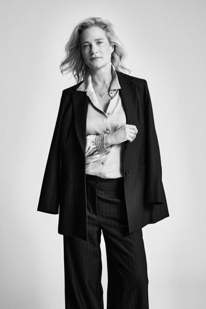 prinses Delphine van Saksen-Coburg voor mayerline capsulecollectie maatpak met krijtstreep