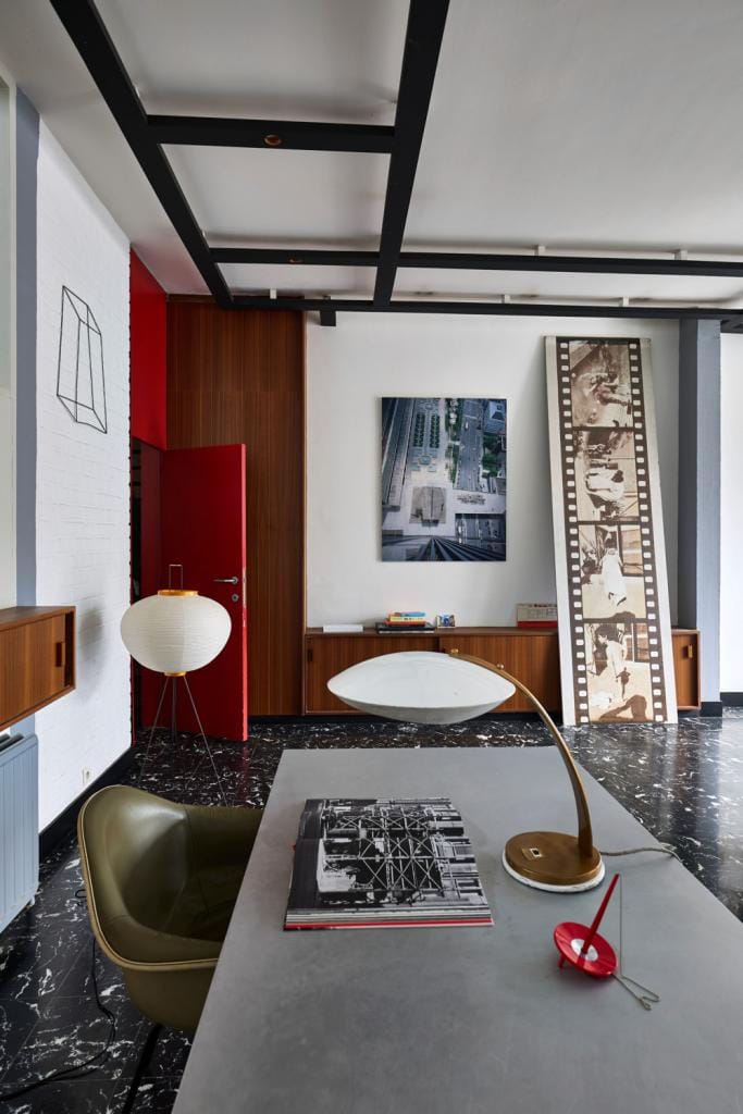 B-bis herstelde de woning in haar oorspronkelijke staat, aangevuld met gecureerde vintage. Tegen de bureaumuur prijkt de XL familiefoto van de Weyers in dit huis, een toevallige vondst bij een Antwerpse antiquair.