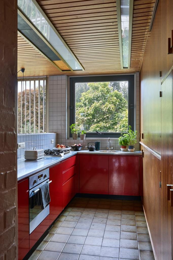 De keuken op de eerste etage is compact maar functioneel, met zicht over zowel de leefruimte als de tuin.