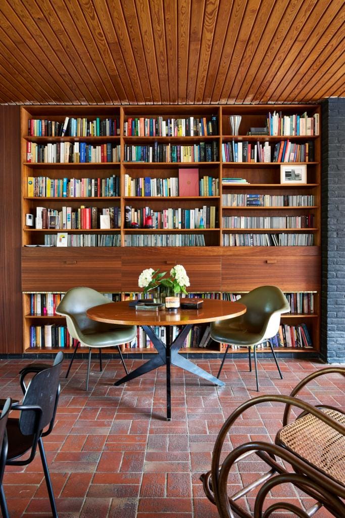 Als architect-meubelontwerper voorzag Van Der Meeren steeds ingebouwd meubilair, zoals de bibliotheek in de leefruimte. Die lijkt volledig op te gaan in het houten plafond.