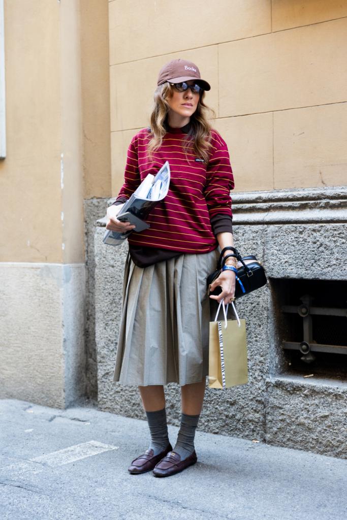 miu miu-meisje met loafers